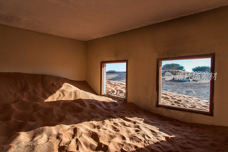 在阿联酋沙迦酋长国的Al Madam沙漠中一个废弃的房子的内部